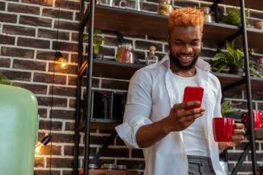 Güzel şık adam onun smartphone ile ayakta