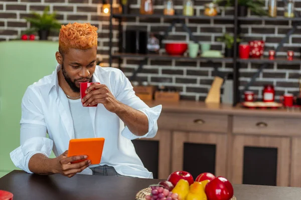 Hombre afroamericano positivo disfrutando de su café —  Fotos de Stock