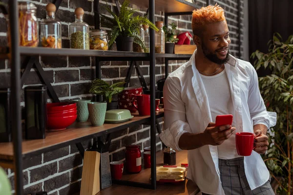 Blij knappe man die in de keuken — Stockfoto