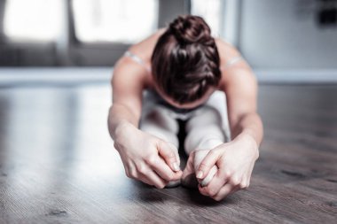 Kadın el ayak dokunmak seçici odak