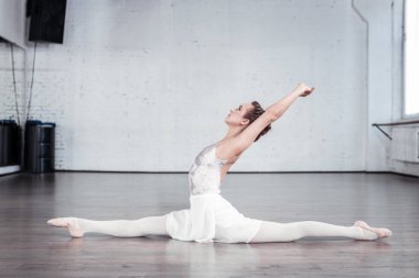 İnce zarif genç kadının bölmelerini yapması