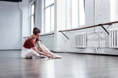 Çekici güzel balerin dans stüdyosu yerde oturan