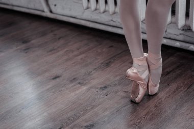 Pointe ayakkabı üzerinde duran güzel yetenekli bale dansçısı