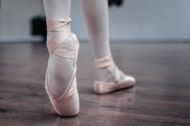 Bir bale dansçıları eteklerine yakın çekim