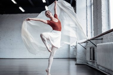 Güzel iyi görünümlü genç kadın pirouettes gösterilen