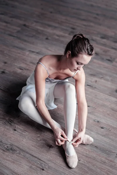 Bella giovane ballerina seduta sul pavimento — Foto Stock