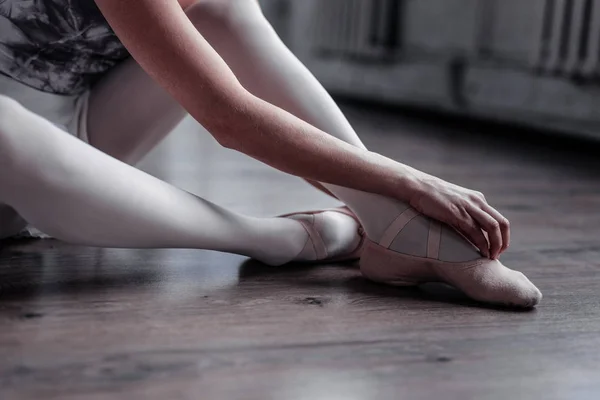 Angenehm gut aussehende Frau schnallt ihre Schuhe an — Stockfoto