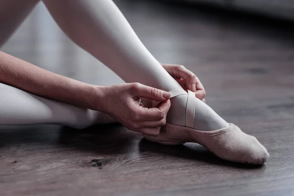 Primer plano de un zapato de baile en los pies femeninos — Foto de Stock