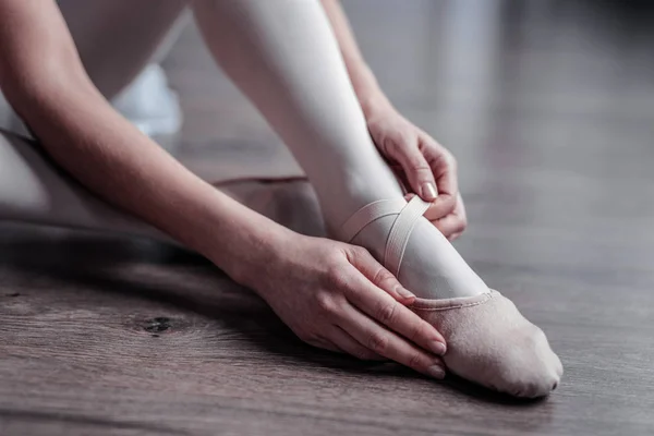 Blick von oben auf eine Balletttänzerin Füße im Schuh — Stockfoto