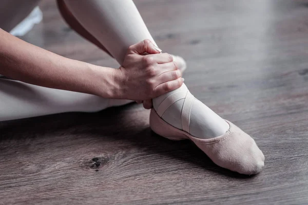 Ansicht von oben, wie weibliche Hand ihr Bein berührt — Stockfoto