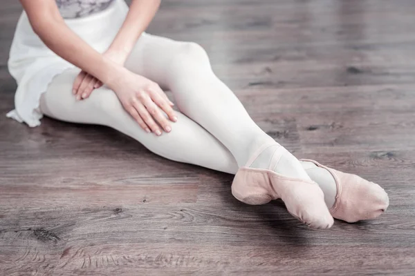 Закрыть красивые балетные ноги — стоковое фото