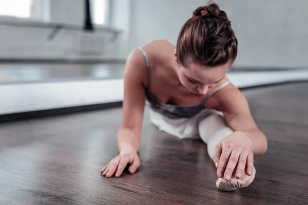 Selektiv fokus för kvinnlig hand röra fötterna — Stockfoto