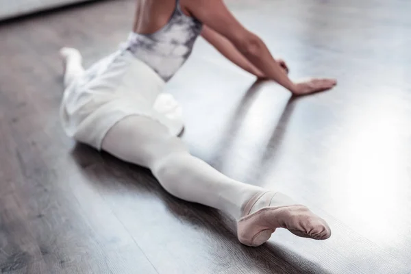Fokus selektif dari kaki wanita selama split — Stok Foto