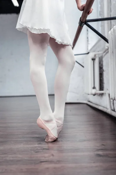 特別なポーズで立っている女性の足のクローズ アップ — ストック写真