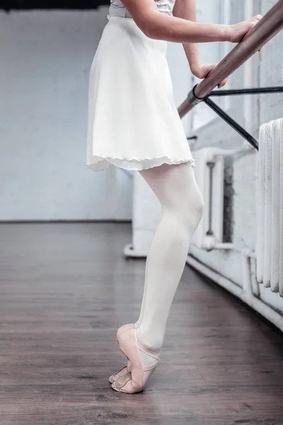 Close up de pernas bailarinas dobradas — Fotografia de Stock