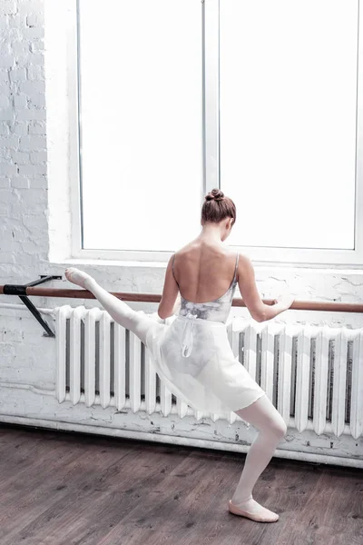 窓の近くに立って快適な美しいバレリーナ — ストック写真