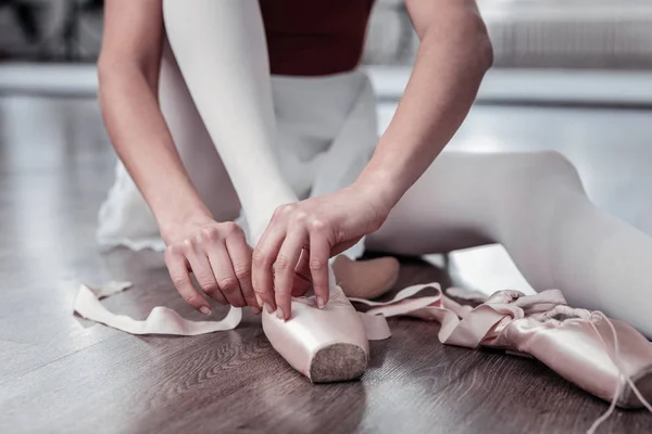 Wanita muda yang baik mengenakan sepatu pointnya — Stok Foto