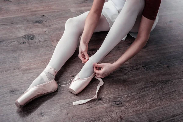 Красивая танцовщица в танцевальных туфлях — стоковое фото