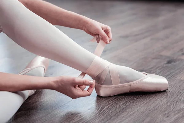 Primo piano di una scarpa da punta sul piede delle ballerine — Foto Stock