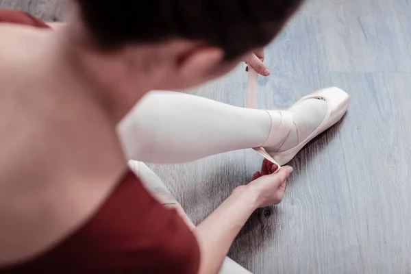 Balerina profesional yang bagus mengencangkan sepatu runcingnya. — Stok Foto