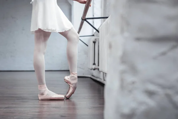 Primo piano delle gambe di una bella ballerina professionista — Foto Stock