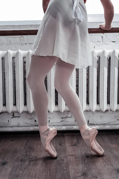 Крупный план ног профессионального танцора — стоковое фото
