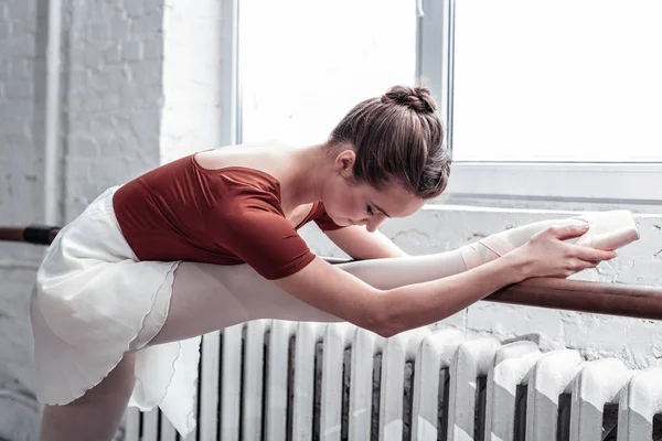 Leuke gezellige vrouw op haar hoofd aan het been te drukken — Stockfoto