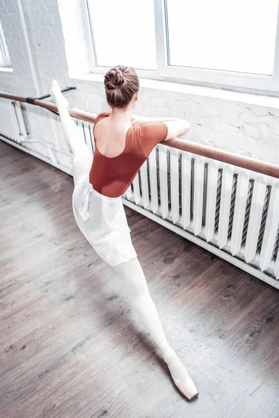 Vista superior de una atractiva bailarina delgada haciendo ejercicio — Foto de Stock