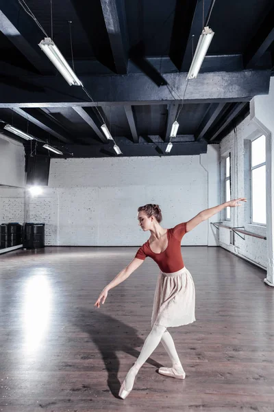 Bonita bailarina atractiva disfrutando de su baile de ballet — Foto de Stock
