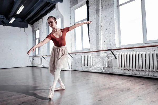 Attraktive gut aussehende Frau tanzt im Studio — Stockfoto
