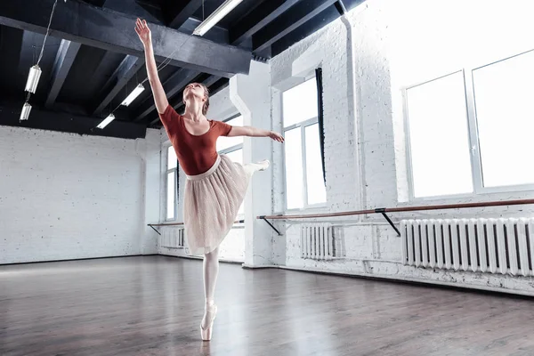 Mooie jonge vrouw opleiding in de dansende hall — Stockfoto