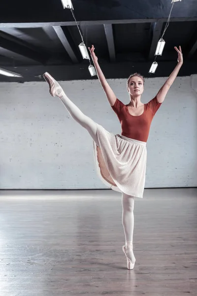 Mooie elegante ballerina staande op een been — Stockfoto