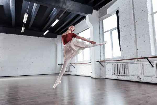 Agradable hermosa bailarina de ballet estar en el aire — Foto de Stock