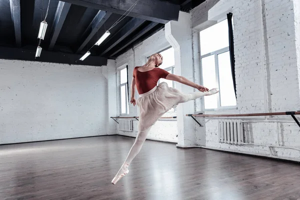 Attraktive professionelle Balletttänzerin zeigt ihr Können — Stockfoto