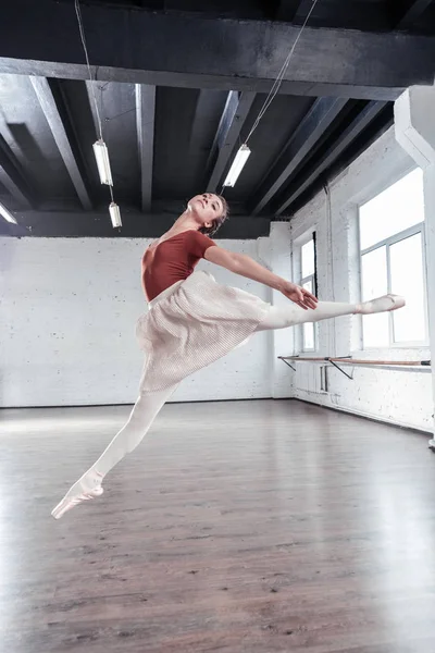 Pretty young ballerina showing her talents to you — Stock Photo, Image