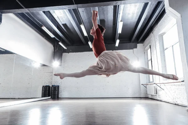 Bela bailarina habilidosa fazendo divisões no ar — Fotografia de Stock