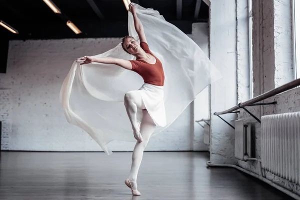 Прекрасная умелая балетная танцовщица, исполняющая пируэты — стоковое фото