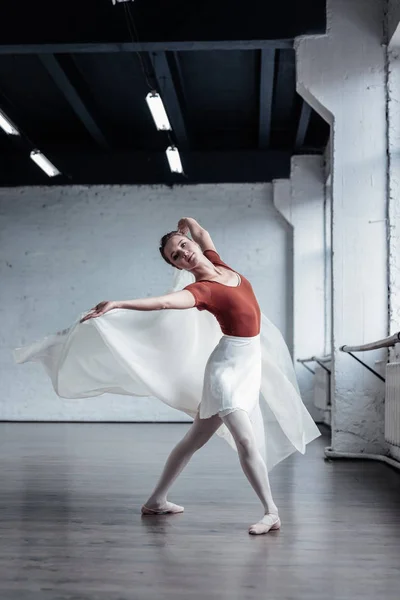 Agradable mujer atractiva de pie en la posición de baile — Foto de Stock