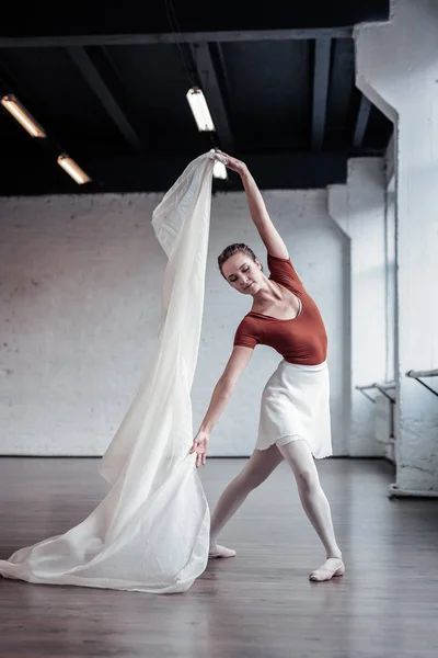 自分のパフォーマンスを持つ優雅な良い探しダンサー — ストック写真