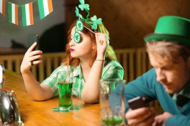 Kızıl saçlı güzel kız selfie Smartphone'da yapma yeşil Kareli gömlekli