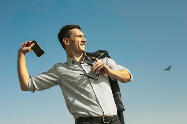 Telefonuna atmadan mutlu çarpıcı adam