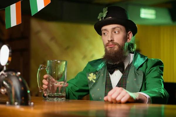 Bruno barbuto giovane uomo in un costume leprecauno cercando premuroso — Foto Stock