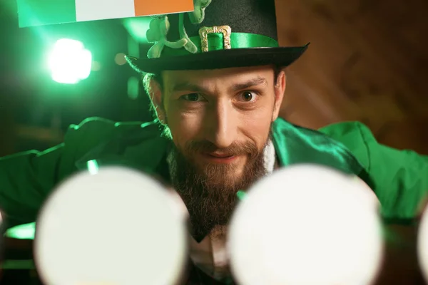 Bruno barbuto giovane uomo in un cappello leprecauno guardando artisticamente — Foto Stock