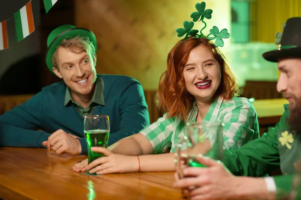 Jolie fille aux cheveux roux avec coiffure shamrock se sentant bien avec ses amis — Photo