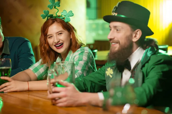 Zrzavý hezká dívka s shamrock čepice smát nahlas — Stock fotografie