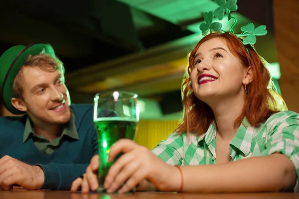 Chica guapa pelirroja con una camisa verde a cuadros que parece romántica — Foto de Stock