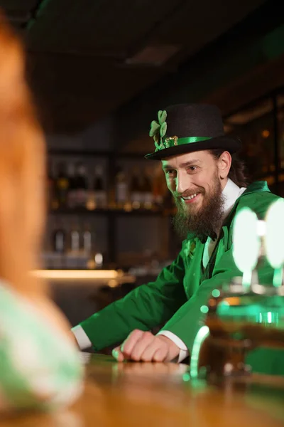 Jeune homme barbu aux cheveux bruns dans un chapeau de lutin souriant gentiment — Photo