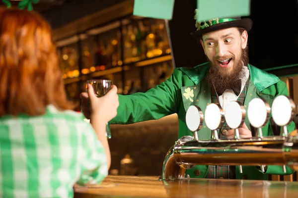 Bruno barbuto giovane uomo in un cappello leprecauno bere con i suoi amici — Foto Stock