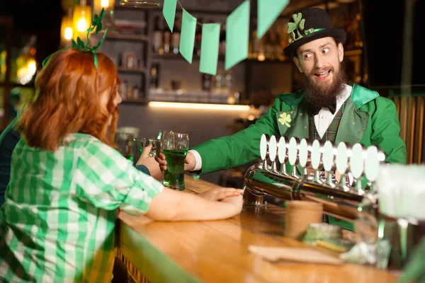 Jeune homme barbu aux cheveux bruns dans un chapeau de lutin regardant heureux — Photo