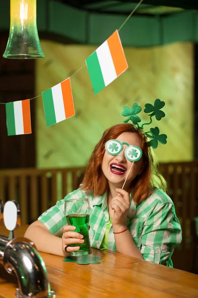 Capelli rossi bella ragazza in una camicia a scacchi verde con un trifoglio occhiali — Foto Stock